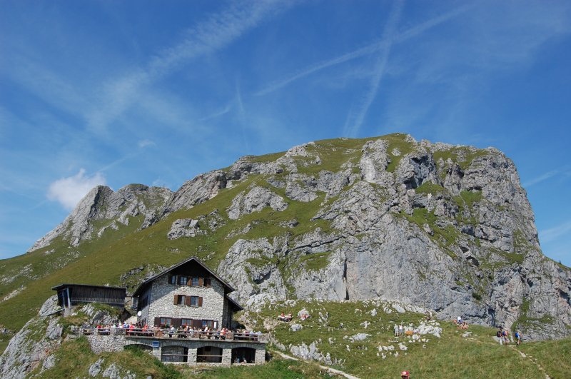 Bergpanorama am Aggenstein (I) am 19.8.2009 mit der Bad Kissinger Htte im Vordergrund...