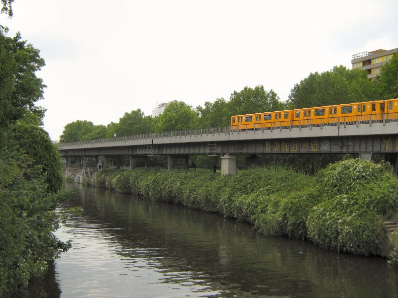 Berlin, am Landwehrkanal mit U-Bahn,
Sommer 2007