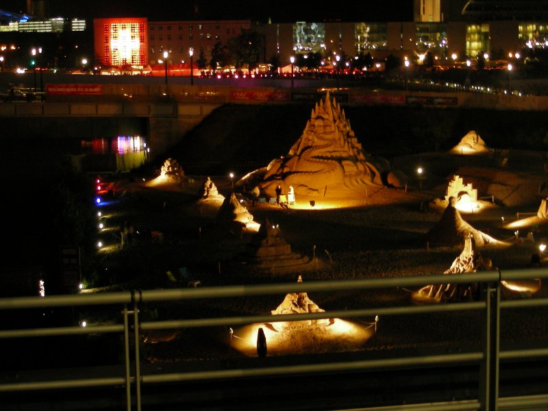 Berlin bei Nacht; Sandburgen vor dem Hauptbahnhof