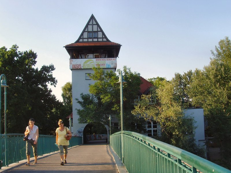 Berlin-Treptow: Auf der Brcke zur Insel,
JULI 2008