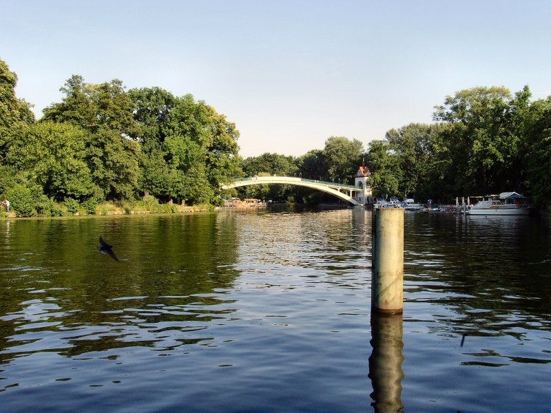 Berlin-Treptow, Spree - Blick zur Brcke,
JULI 2008