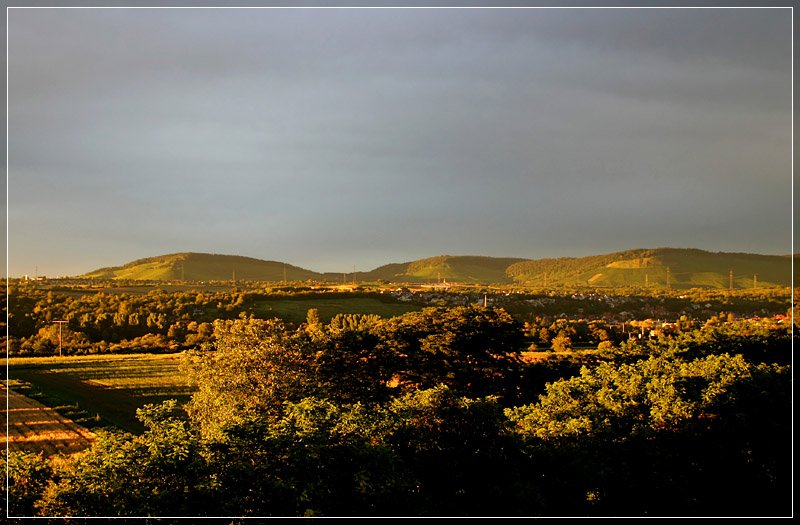 Besonderes Licht -

Wenn am Abend die Sonne unter die Wolken scheint entsteht eine eindrucksvolle Lichtstimmung mit sehr starken Kontrasten. Blick hinüber zu den drei Remstalköpfen. Von links nach rechts: Korber Kopf, Hörnles Kopf und der Kleinheppacher Kopf. 

25.06.2007 (M)