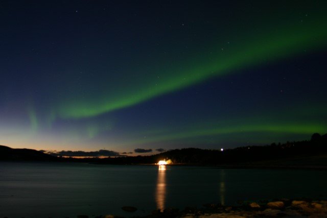 Besonders schn finde ich es, wenn die Polarlichter aus dem Tag heraus in der Dmmerung sichtbar werden. Das ist jedes mal eine besondere Stimmung wenn sich langsam das Grn der Nordlichter vom Blau des Himmels abhebt. Ein Polarlicht ber den Presteidfjorden bei Srkil / Norwegen am 25.10.2005. 68,08' ; 01554'
