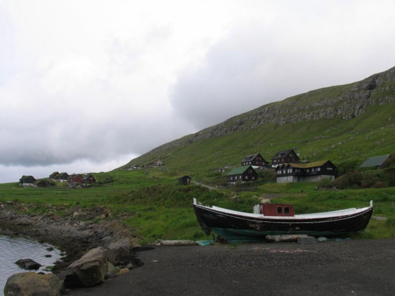 Bild bei Kirkjubur auf die Insel Streymoy (3-7-2006). 