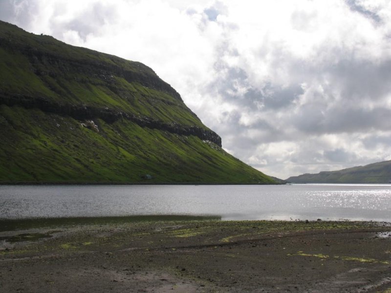 Bild bei Signabour auf die Insel Streymoy (3-7-2006). 