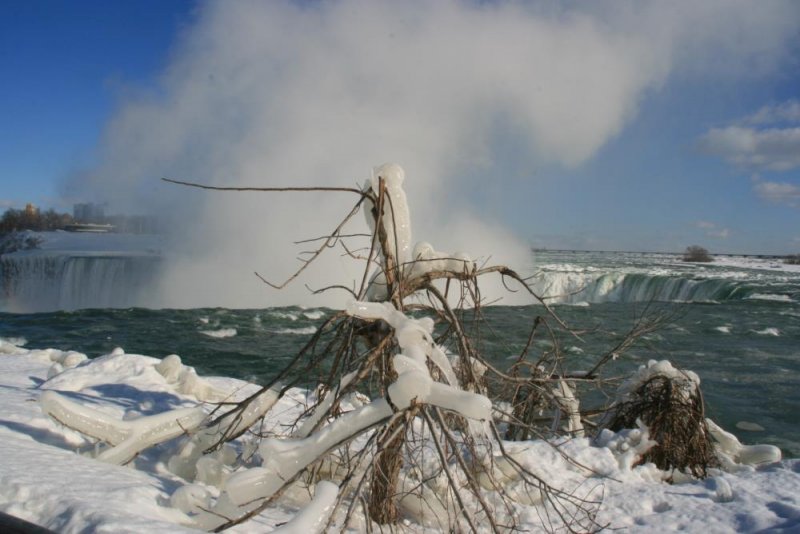 Bizzare Eisbildungen an der Abbruchkante des Horseshoe Fall; 25.01.2009