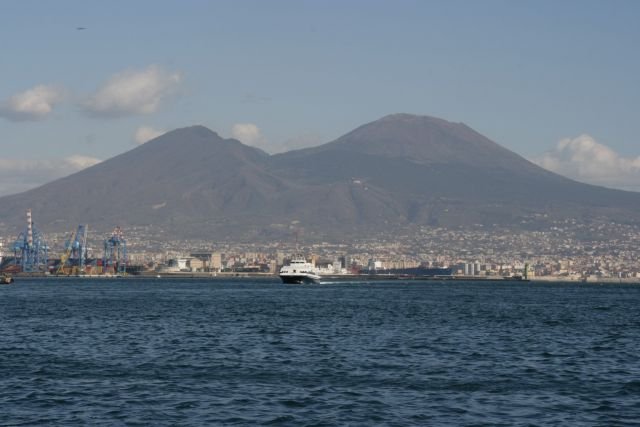 Blich auf den Vesuv aus dem Hafen von Napoli.