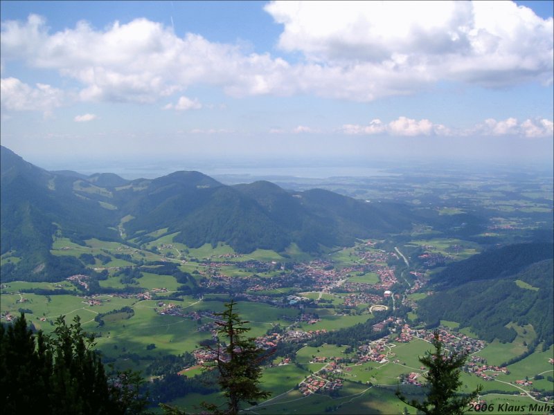 Blick vom 1626m hohen Rauschberg über Ruhpolding auf den 15km entfernten Chiemsee.