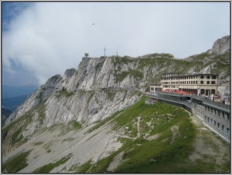 Blick auf die Aussichtsterasse und eines der Restaurants auf dem Pilatus Kulm. Auch die Streitkrfte der Schweiz sind hier prsent mit einer Radarstation oder hnliches. Whrend meines Besuchs auf dem Pilatus landete dort sogar ein Hubschrauber. (19.07.2007)