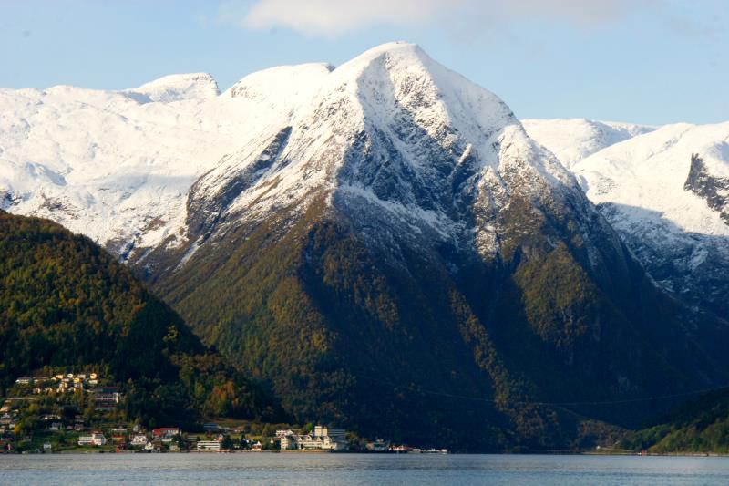 Blick auf Balestrand und dem 1448 Meter aus dem Meer ragenden Johannesberg; 09.10.2009