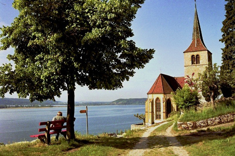 Blick auf den Bielersee. Rechts die Kirche von Ligerz (Mai 1993).