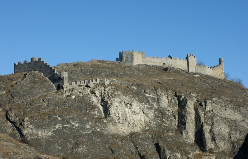 Blick auf das Chteau de Tourbillon in Sion. Diese Burg war bis zum Brand 1788 eine Sommerresidenz des Bischofs. Sie ist heute nur noch als Ruine erhalten.
(Januar 2009)