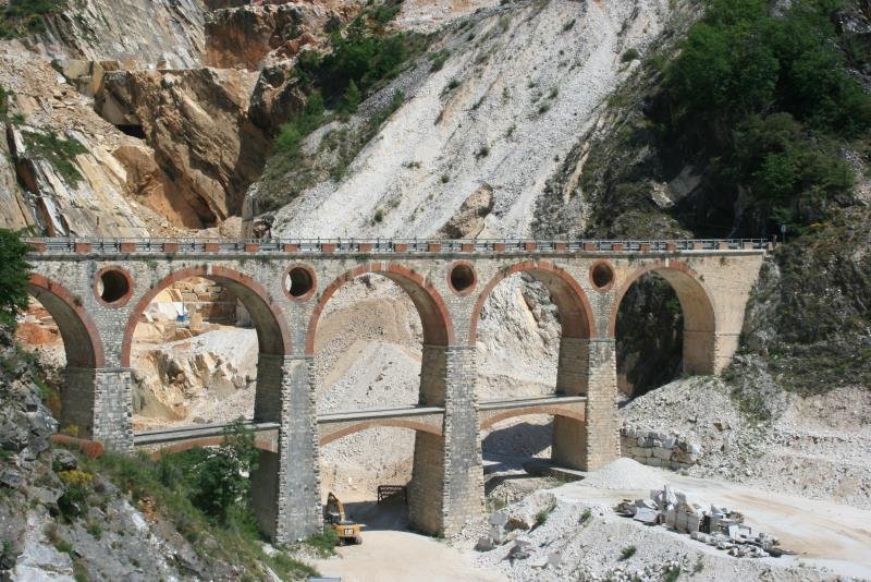 Blick auf das Doppelbogenviadukt der Ponti di Vara.