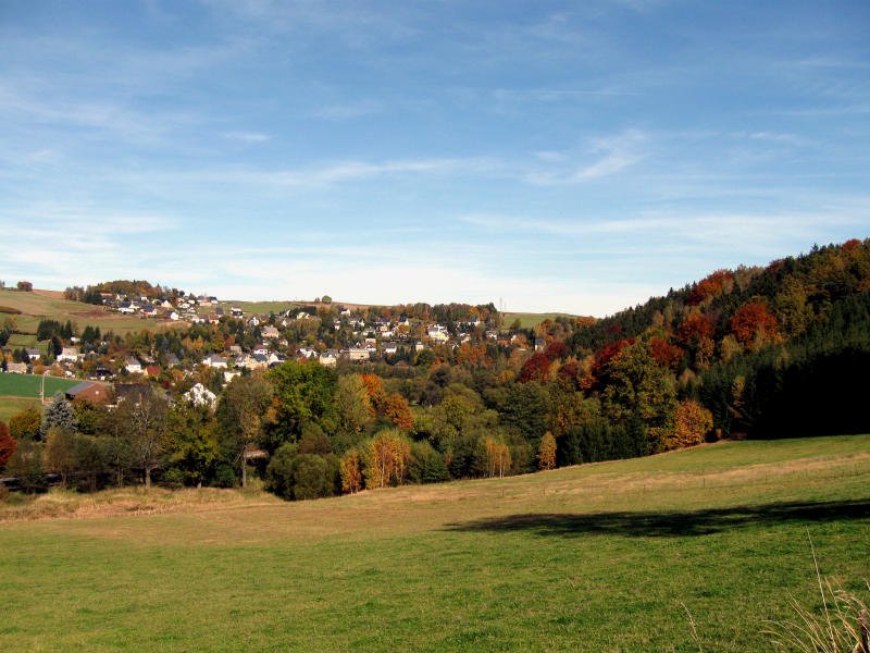 Blick auf Eibenberg, rechts der herbstlich bunte Dachsberg, Burkhardtsdorf 11.10.08.jpg