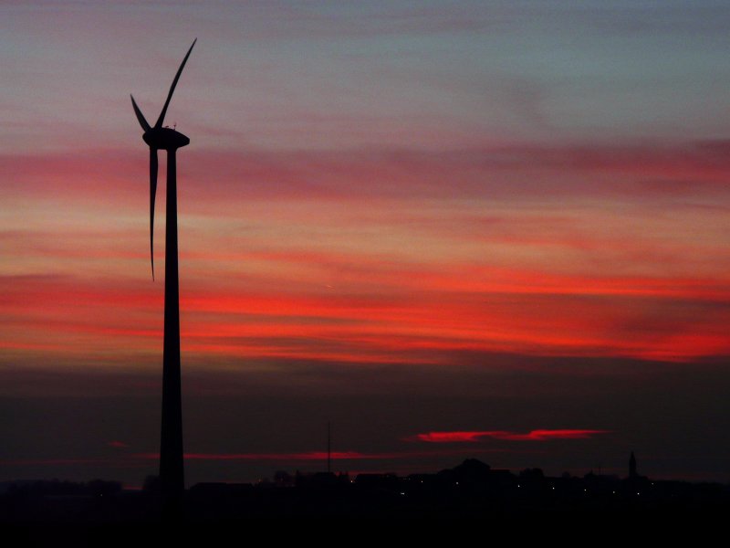 Blick auf ein Windrad und die Ortschaft Heiderscheid (Luxemburg) aufgenommen in der Nhe von Kehmen am 13.01.08 gegen 17.20 Uhr.