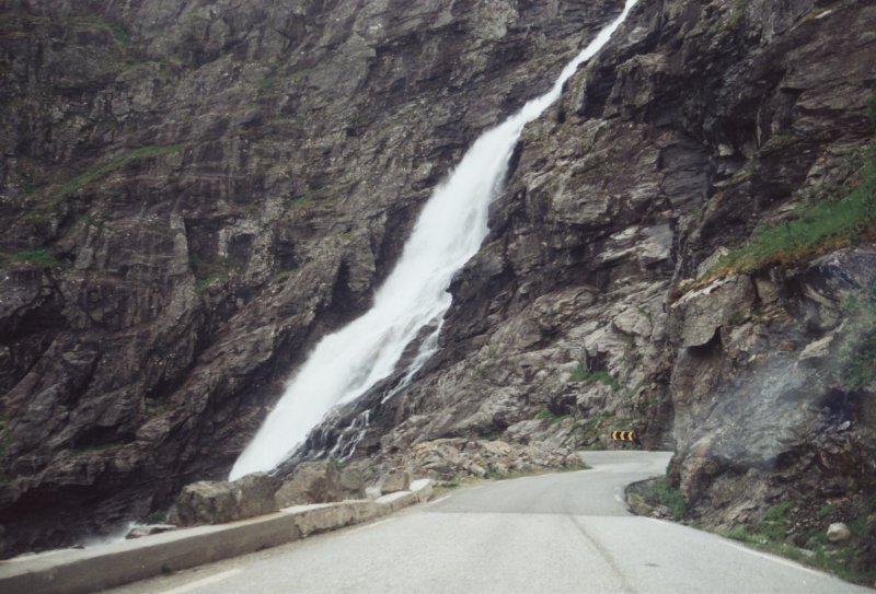 Blick auf einen der unzhligen Wasserflle an den Trollstigen am 23.7.1994.