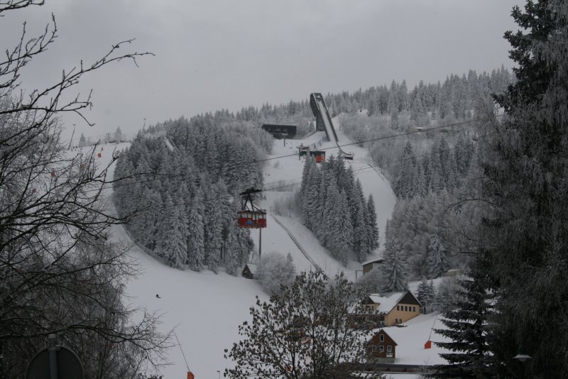 Blick auf die Fichtelbergschanze mit der Schwebebahn im Vordergrund.Leider war das Wetter nicht so gut.Aufgenommen am 31.01.09.