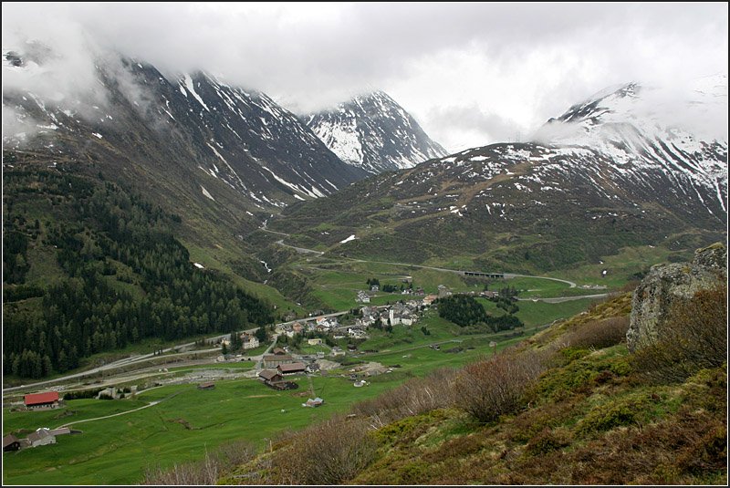 Blick auf Hospental im Urserental. Das Tal in Bildmitte führt hinauf zum Gotthardpass, nach rechts geht es zum Furkapass. 

22.05.2008 (M)