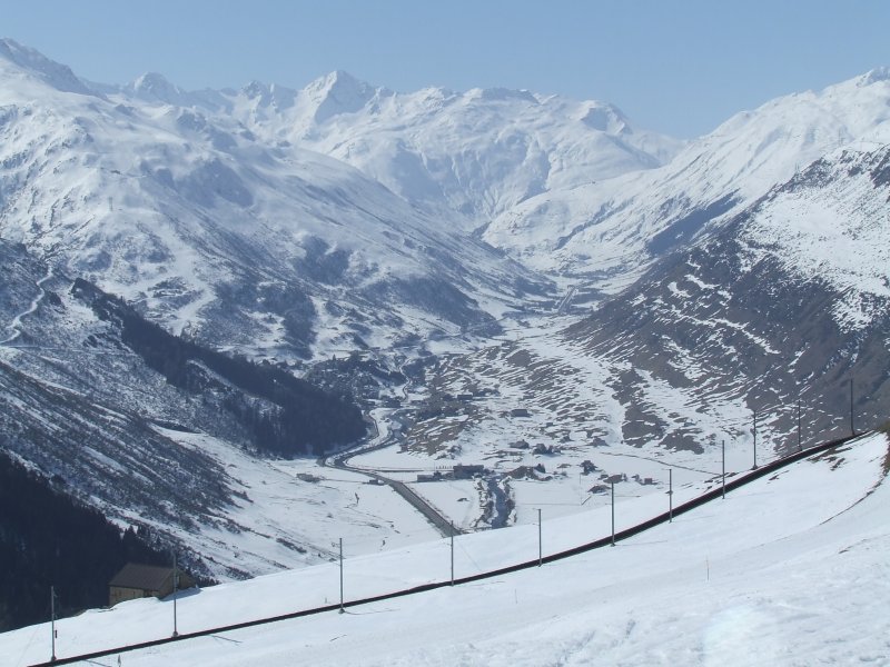 Blick auf das im Kanton Uri liegende Urserental, die Muttenhrner (3099 m)(hinten links) und die von Hospental im Vordergrund abzweigende Gotthard-Passstrasse, im Hintergrund noch schwach zu sehen ist Realp und die oberhalb gelegene Furka-Passstrasse. Aufgenommen am 16.03.2007 von Ntschen am Oberalppass