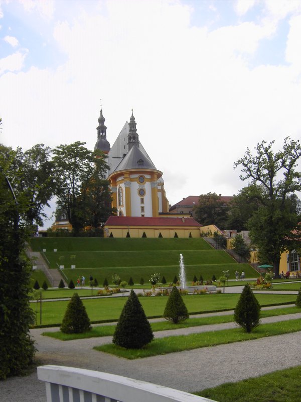 Blick auf die Klosterkirche mit Terrassen und Klostergarten