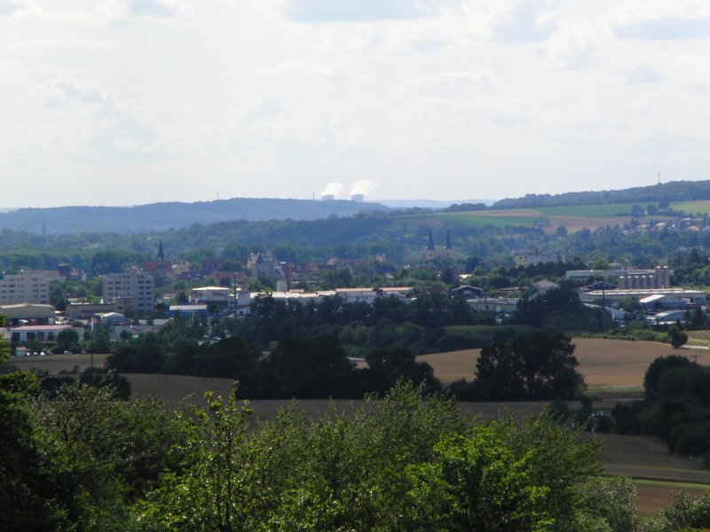 Blick auf die Kreisstadt Hafurt. Im Hitergrund sieht man die Khltrme vom KKW Grafenrheinfeld.
