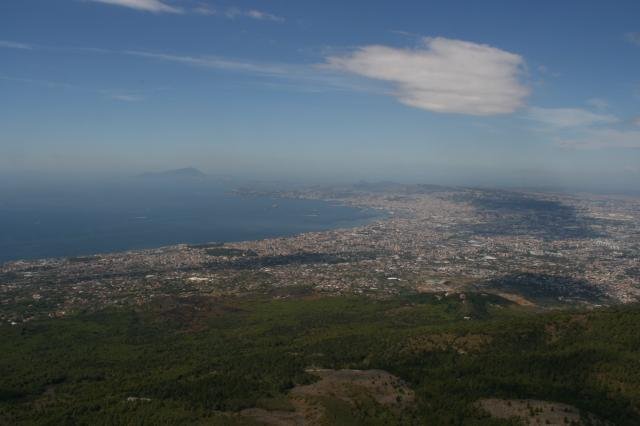 Blick auf Napoli und ueber dem Golf von Napoli nach Ischia.