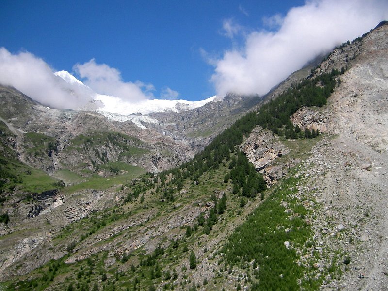 Blick auf das noch wolkenverhangene Weihorn (4.505 m) und auf die berreste des Biesgletschers. Photo aufgenommen bei Randa aus der Matterhorn Gotthard Bahn am Morgen des 31.08.07.