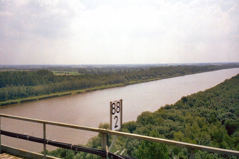 Blick auf den Nord- Ostseekanal beim Bahnkilometer   88.2. Sommer 2005