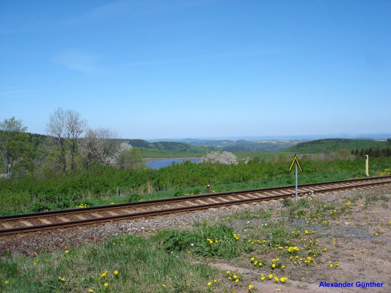 Blick auf in Richtung Dresden und das Elbtal. Im Vordergrund verlaufen die Gleise der Mglitztalbahn. 
Aufnahme vom 01.05.2007, unterhalb des Geisingberges.