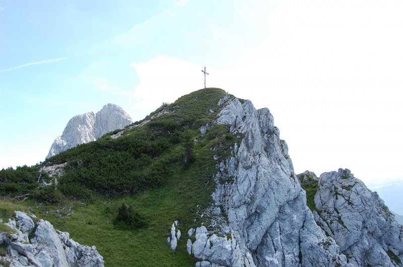 Blick auf den Schartschrofen. Links im Hintergrund die rote Flh. Aufgenommen am 16.8.2009.