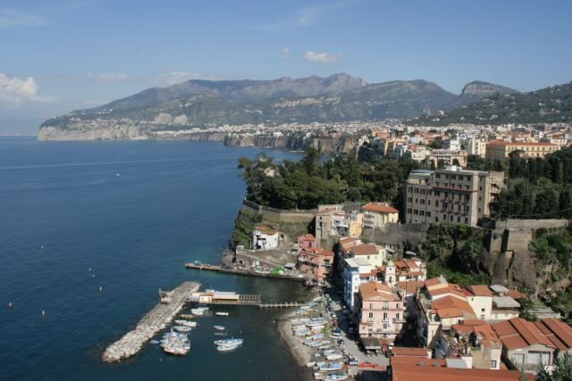 Blick auf Sorrento und der Penisola Sorrentina.