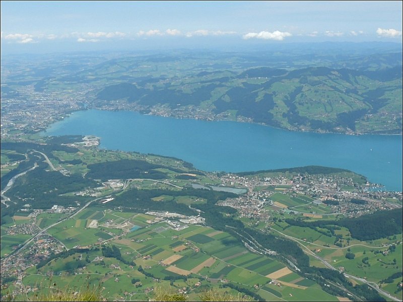 Blick auf den Thuner See, rechts in der Bucht liegt Spiez und ganz links sieht man die Stadt Thun. Am Horizont erkennt man verschiedene Berge im Schwarzwald. 29.07.08 (Hans)
