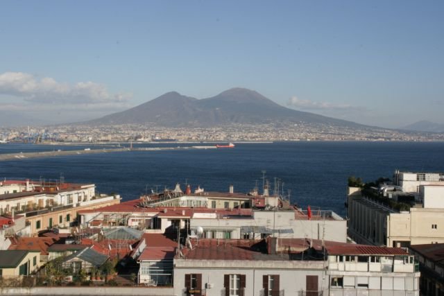 Blick aus der Altstadt von Napoli auf den Vesuv.