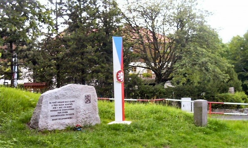 Blick aus Bhmen nach Deutschland, Waltersorf zieht sich bis zum Kamm hinaus, noch etwas hher geht es zur Lausche, Sommer 2004