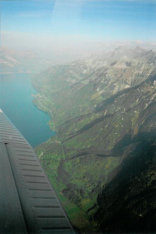 Blick aus dem Sportflugzeug auf den Brienzersee