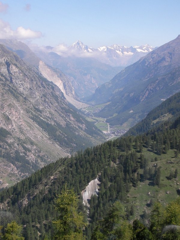 Blick aus der Gornergratbahn hinunter ins Mattertal. 31.07.07