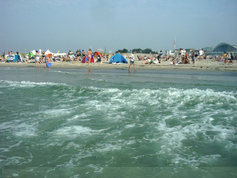 Blick aus der Ostsee auf den Strand von Warnemnde, 2004