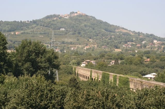 Blick von Avellino nach Monte Fredane. Im Vordergrund ist das Aquaedukt zu sehen, was durch das Tal von Attripalda und Avellino fuehrt.