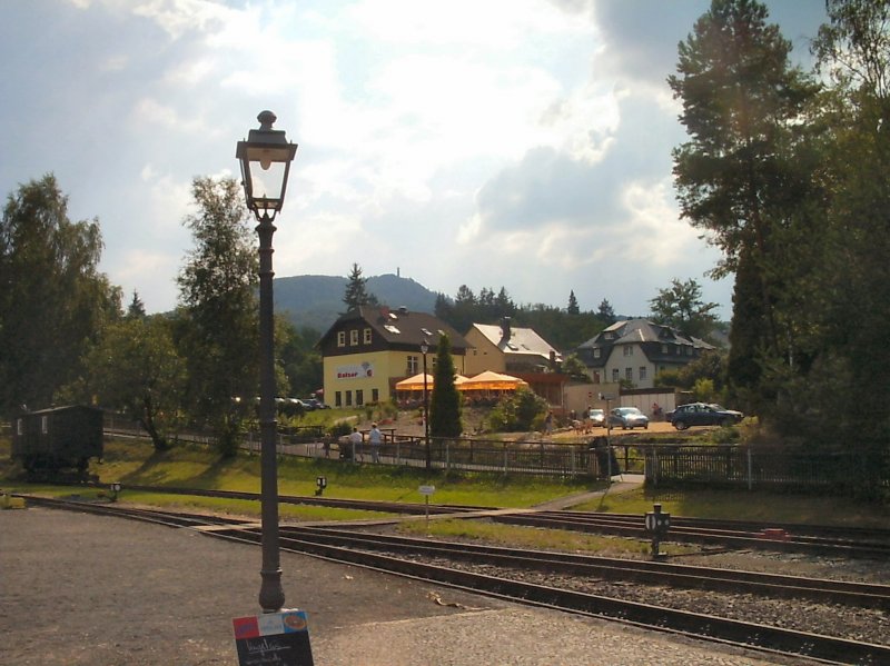 Blick vom Bahnhof Kurort Oybin zum Hochwald-Gipfel, 2006