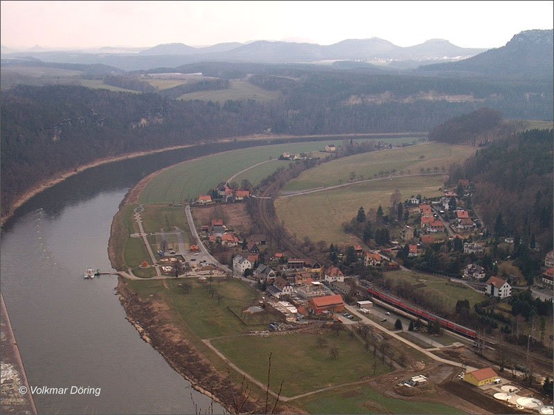 Blick von der Bastei (1) auf die Elbe bei Rathen im Winter ohne Schnee - 27.02.2004
