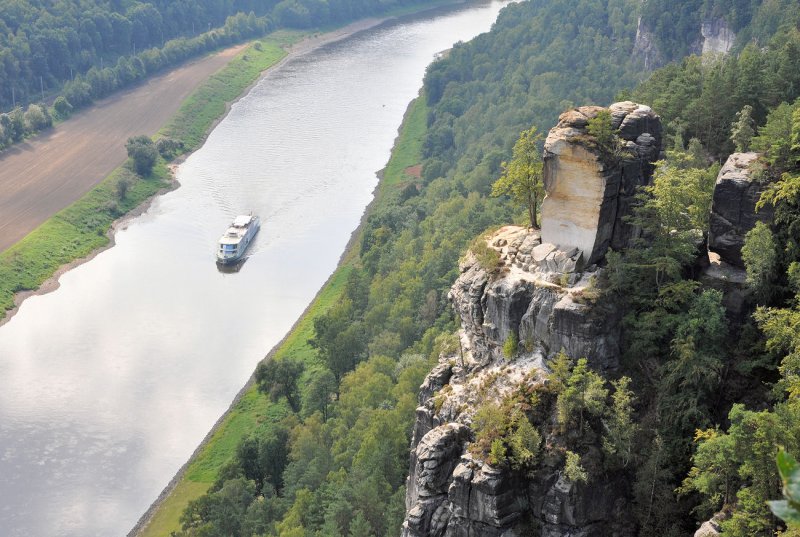 Blick von der Bastei auf die Elbe mit Schiff und  abgebrochenem  Sandsteinfelsen - 02.09.2009