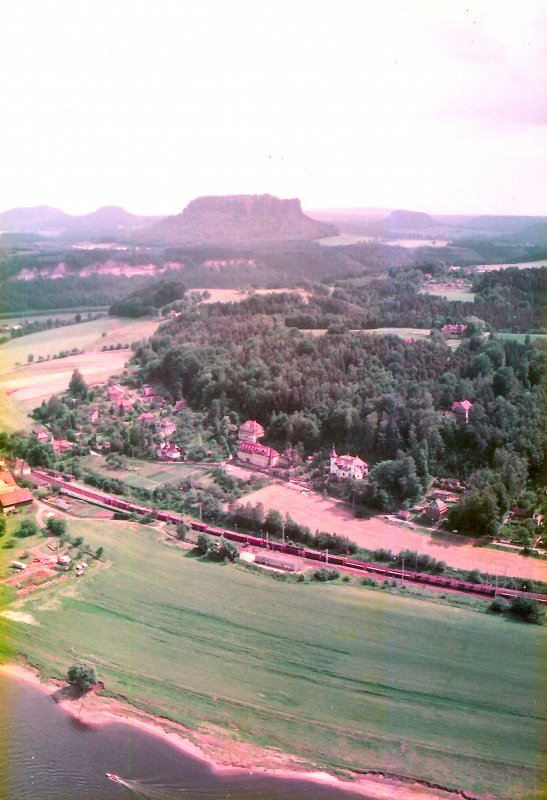 Blick von der Bastei ber den Bahnhof von Kurort Rathen (1982 gab es noch richtige Gterzge) zum Lilienstein, ORWO-Foto 1982, leider auch mit kleinen ORWO-Farbstich