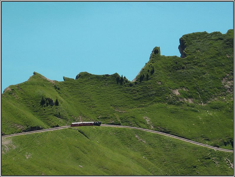 Blick vom Brienzer Rothorn auf den Brienzer See sowie die Brienzer Rothornbahn. (25.07.2008)