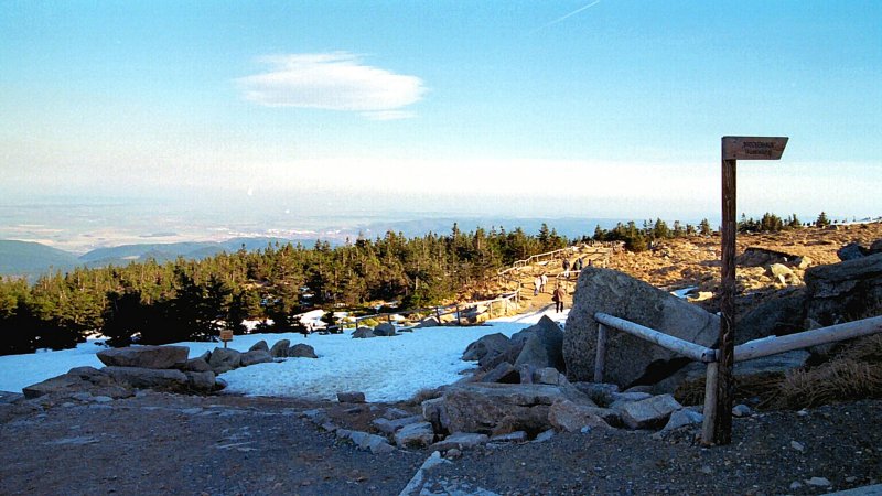 Blick vom Brockengipfel Frhjahr 2004, noch liegen Schneereste
