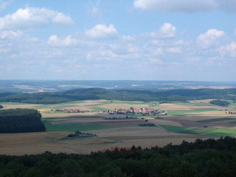 Blick vom Bussen 767m hoch,dem  Heiligen Berg der Schwaben  in Richtung Nord-Ost,ganz im Hintergrund das Schlo Mochental noch weiter rechts koennte man Ulm sehen