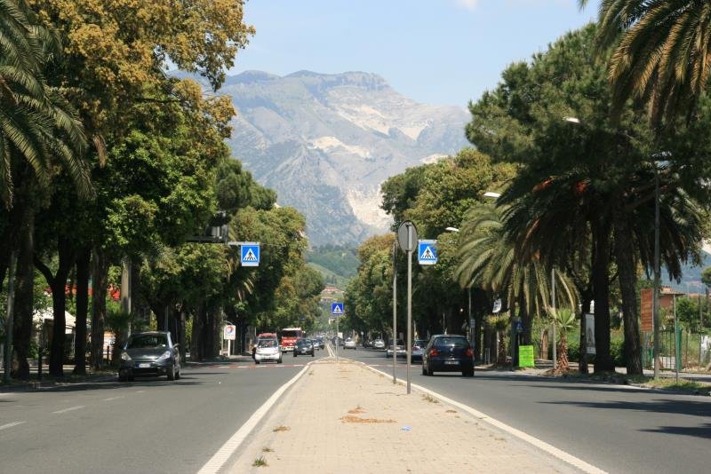 Blick durch eine Allee von Carrara auf die Marmorbrche.