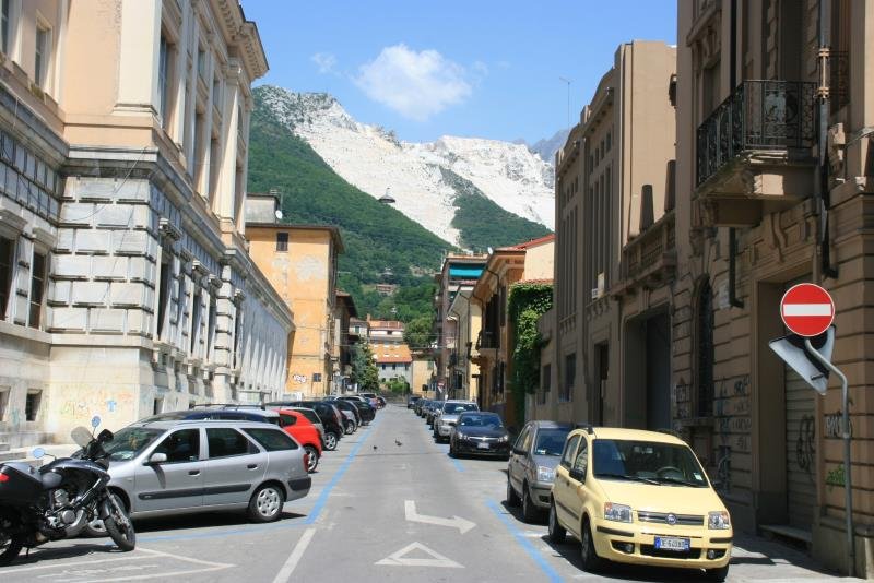 Blick durch die Straen von Carrara auf die Marmorbrche.