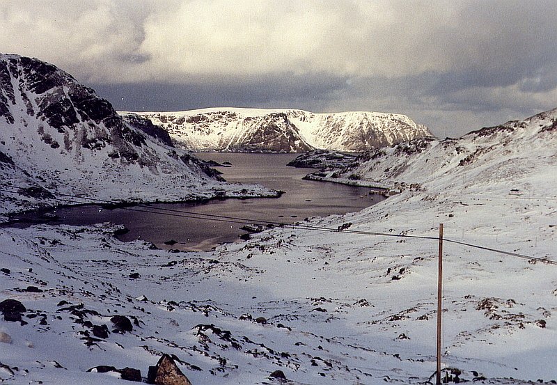 Blick von der E69 etwa 7 Kilometer nrdlich von Honningsvag in nrdlicher Richtung ber die Insel Mageroya, Mrz 1992.