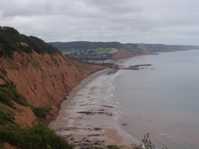 Blick von einem Aussichtspunkt auf den urzeitlichen Klippen richtung Sidmouth. In der mitte des Bildes sieht man die weie Jacobs Leadder