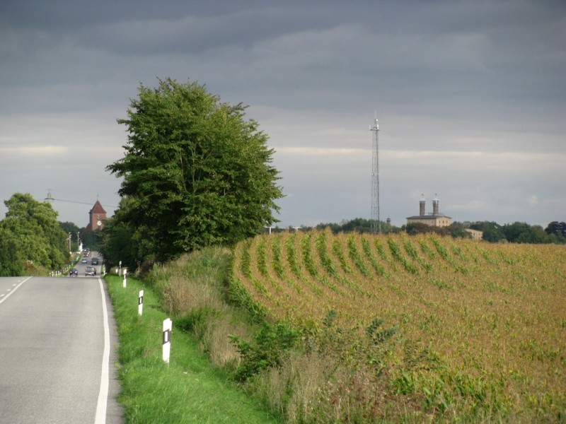 Blick entlang der Bundesstrae B 105 in Richtung Osten mit aufziehenden Regenwolken ber Grevesmhlen. Im Hintergrund eines der Wahrzeichen von Grevesmhlen, die ehemalige Malzfabrik mit ihren Schlotten, 13.09.2008